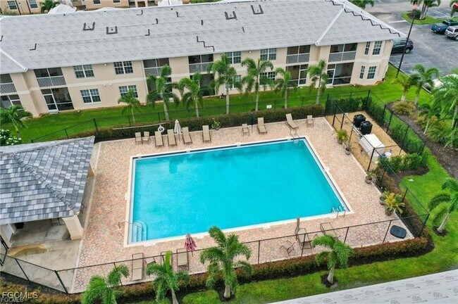 8407 Bernwood Cove Loop, Unit 501 in Ft. Myers, FL - Foto de edificio - Building Photo