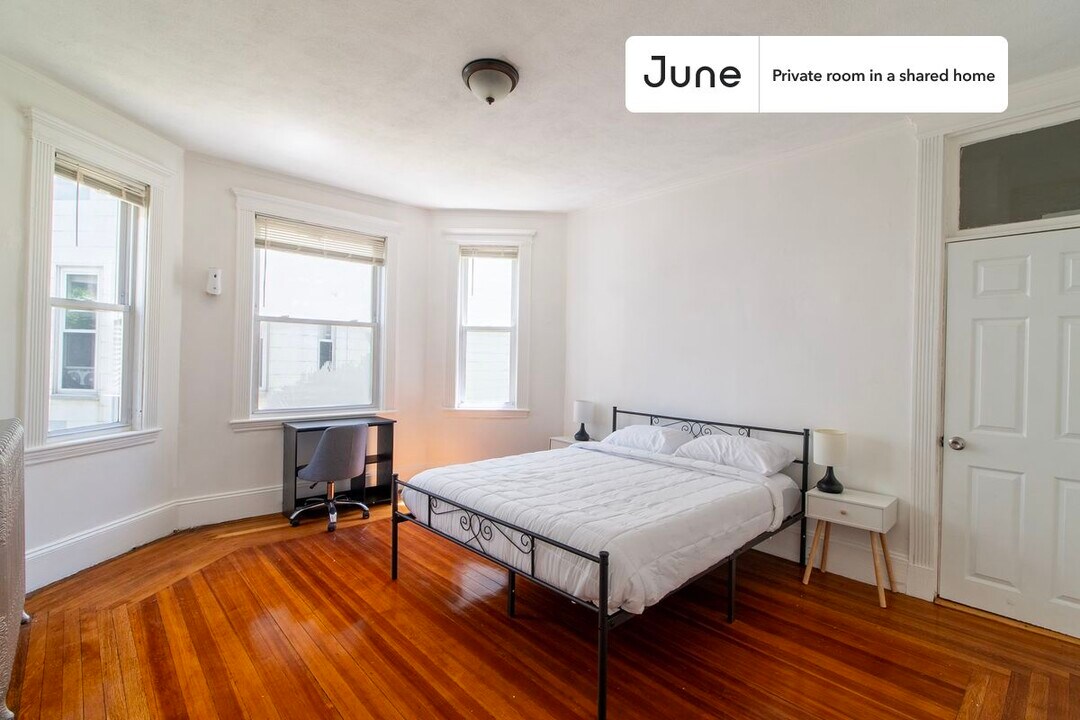 Private bedroom in 5 bed/2 bath Home in Boston, MA - Building Photo