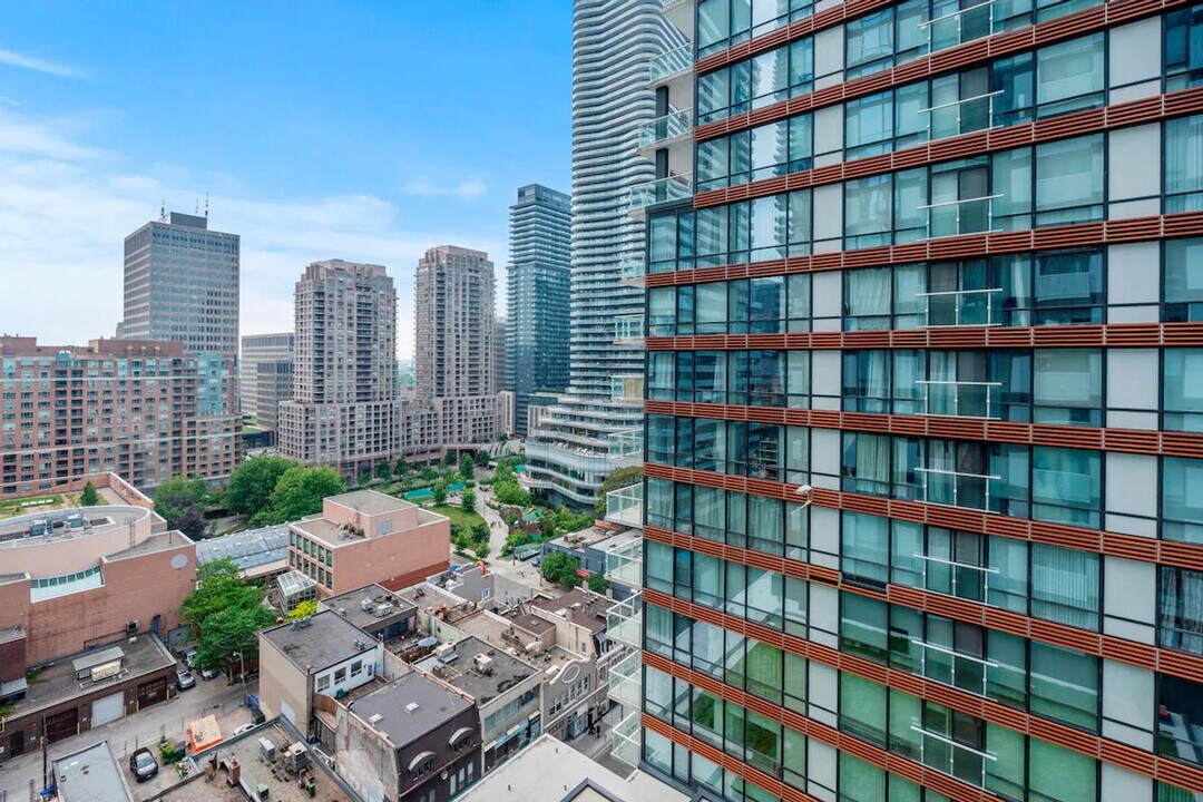 22A Maitland St in Toronto, ON - Building Photo