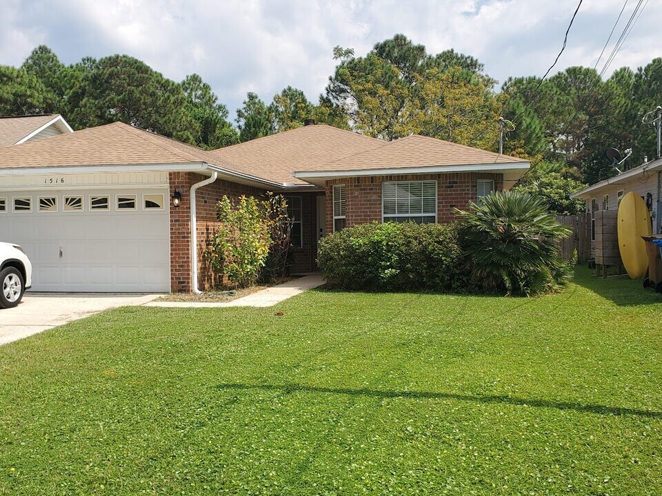 1516 Oakhill Rd in Gulf Breeze, FL - Foto de edificio