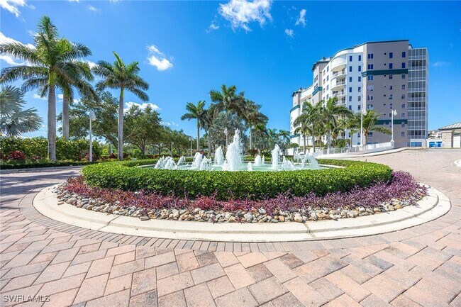 13675 Vanderbilt Dr in Naples, FL - Foto de edificio - Building Photo