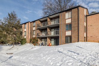 Hawthorne Village Condominiums in Fairfax, VA - Foto de edificio - Building Photo