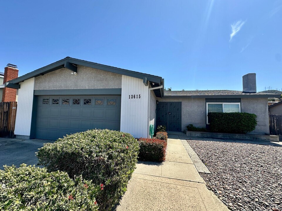 13615 Laguna Vista Ct in El Cajon, CA - Building Photo