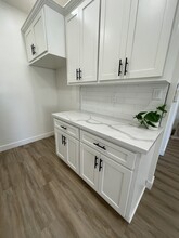 Carlton Park Apartments in Bellflower, CA - Foto de edificio - Building Photo