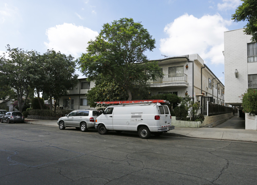 1135 N Ogden Dr in Los Angeles, CA - Building Photo