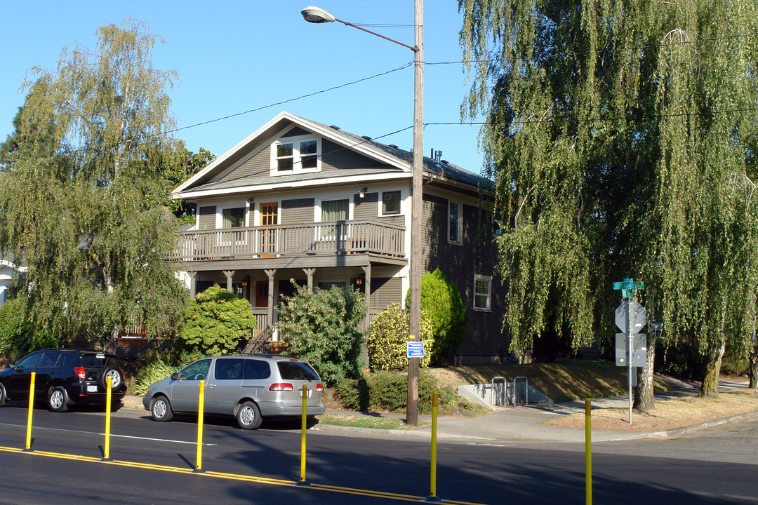 3583 NE Broadway St in Portland, OR - Building Photo