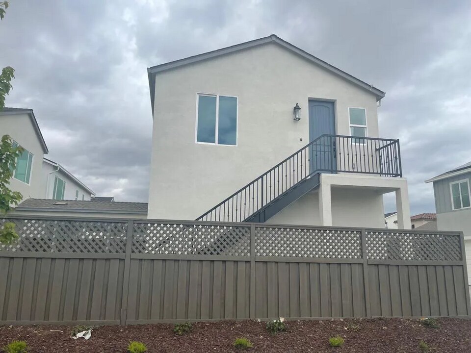 2993 Ellis Town Dr in Tracy, CA - Building Photo