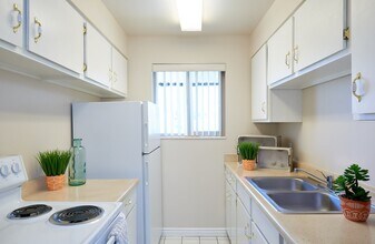 1900 Douglas St, Unit 3 in Salt Lake City, UT - Building Photo - Building Photo