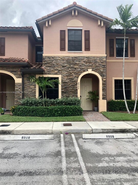 8906 W 35th Way in Hialeah, FL - Building Photo