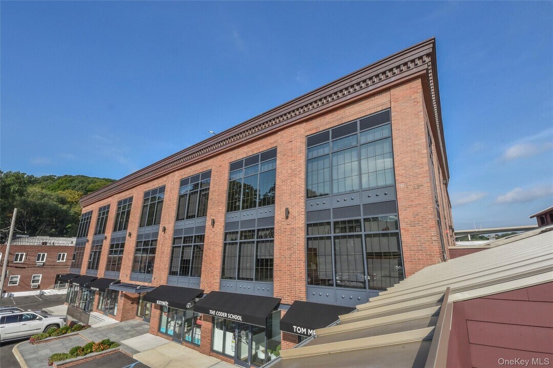 21 Lumber Rd in Roslyn, NY - Building Photo