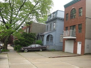 31 Emory St, Unit #1 in Jersey City, NJ - Foto de edificio - Building Photo