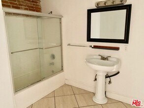 726 S Santa Fe Ave in Los Angeles, CA - Foto de edificio - Building Photo