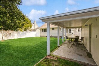 26 Whitman Ave in Syosset, NY - Building Photo - Building Photo
