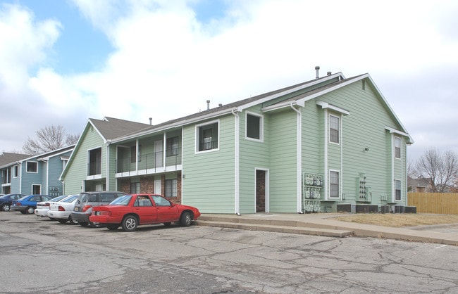 Red Oak Apartments in Lawrence, KS - Building Photo - Building Photo