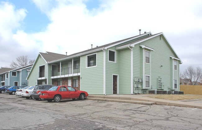 Red Oak Apartments in Lawrence, KS - Foto de edificio - Building Photo