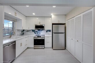 8004 SW 20th Pl in Davie, FL - Building Photo - Building Photo