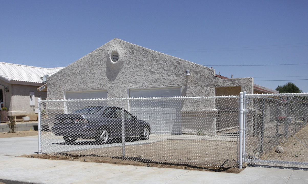 16382 Spruce St in Hesperia, CA - Building Photo