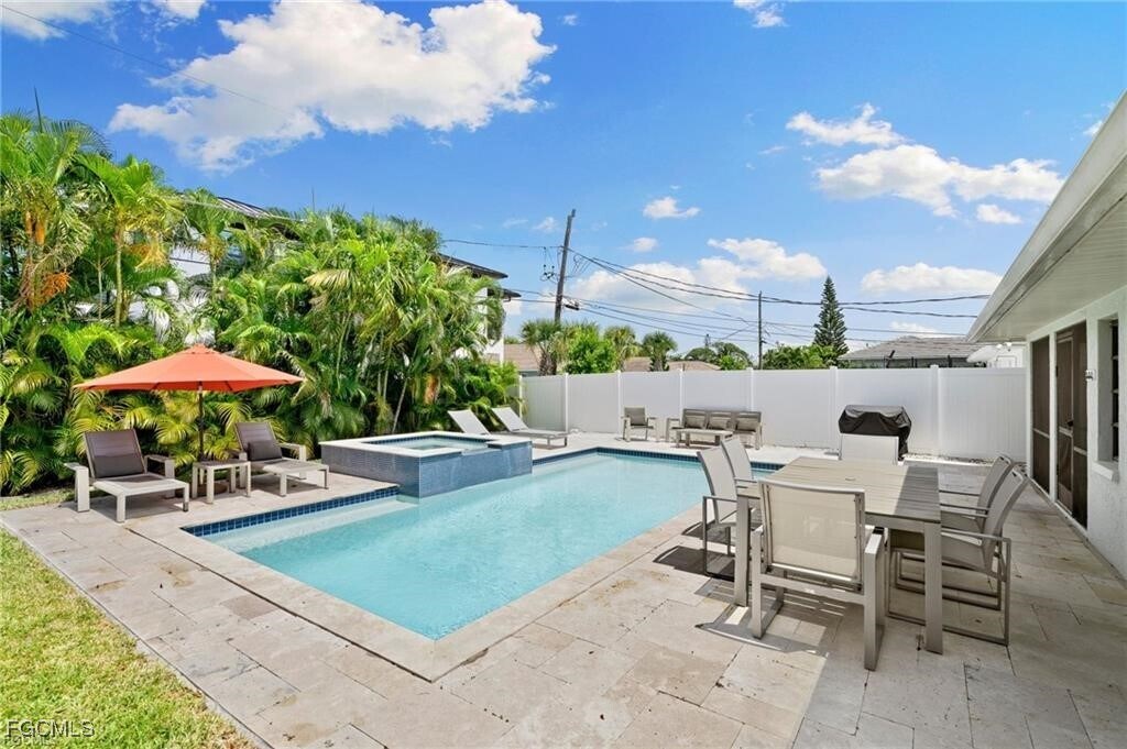 521 102nd Ave N in Naples, FL - Building Photo