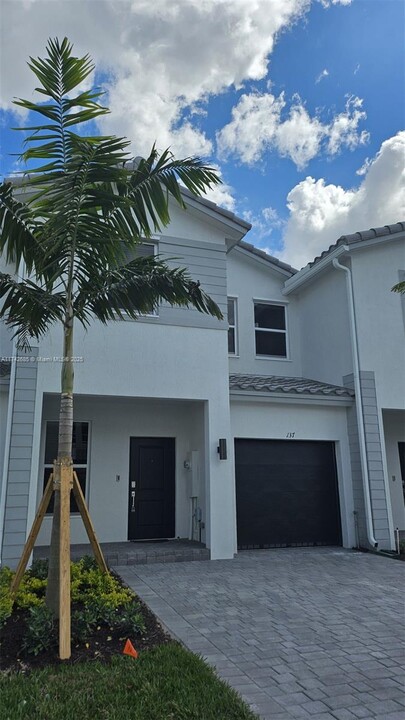 137 SW 184th Ave in Pembroke Pines, FL - Building Photo