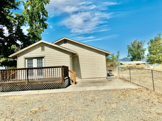 1149 Summer Ln in Grants Pass, OR - Building Photo - Building Photo