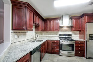 393 Yorkshire Pl in Morganville, NJ - Building Photo