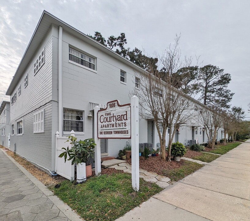 Courtyard Apartments in Jacksonville, FL - Building Photo