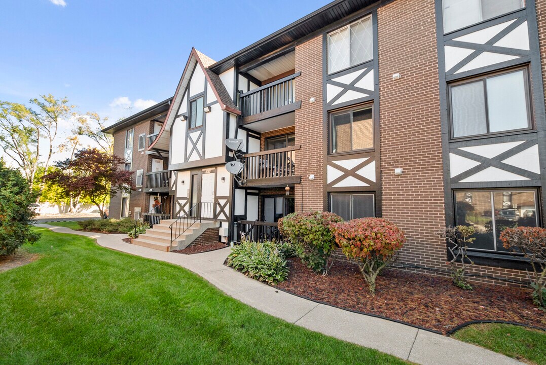 13616 Lamon Ave in Crestwood, IL - Building Photo