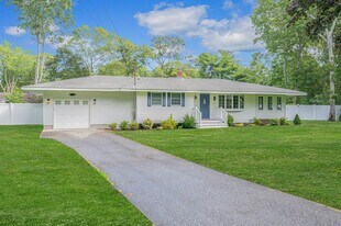 6 Rolling Hill Rd in Hampton Bays, NY - Building Photo
