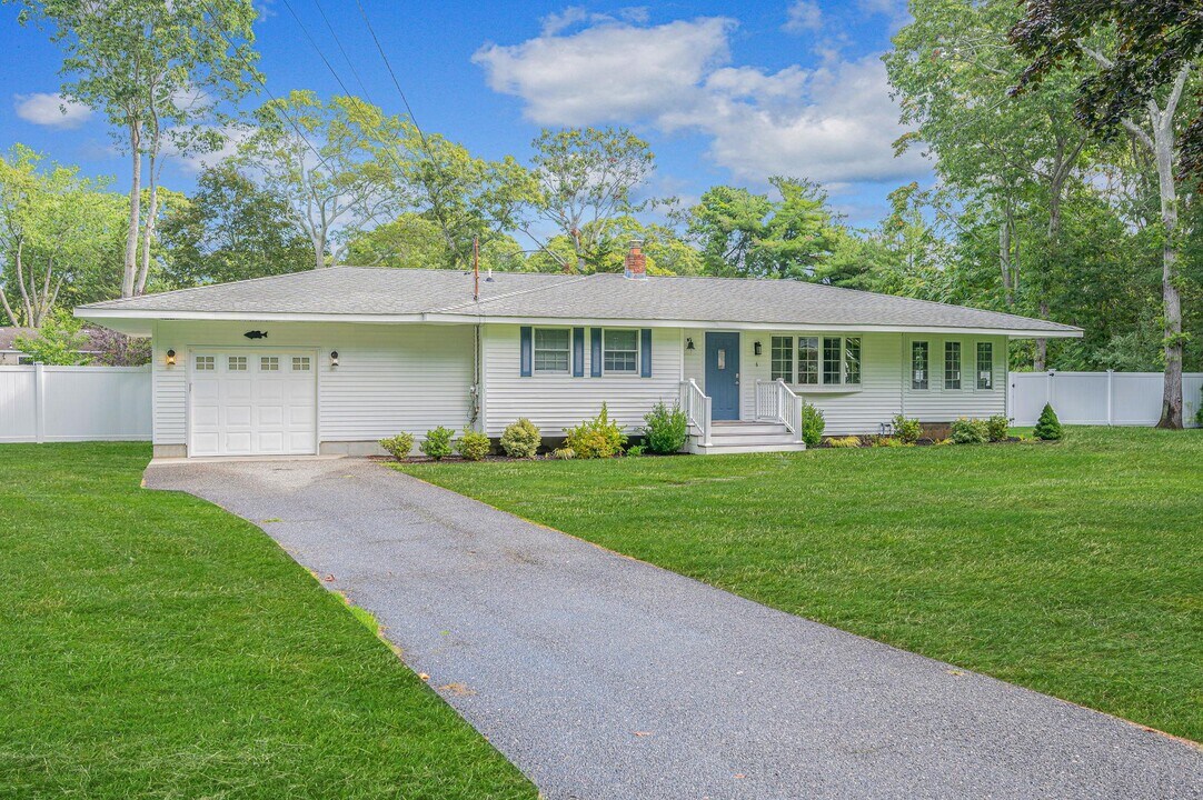 6 Rolling Hill Rd in Hampton Bays, NY - Building Photo