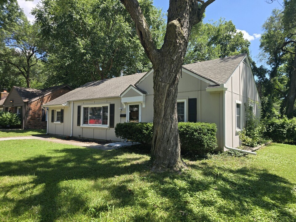 2805 W 75th St in Prairie Village, KS - Building Photo