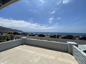 320 Paseo De La Playa, Unit B in Redondo Beach, CA - Building Photo - Building Photo