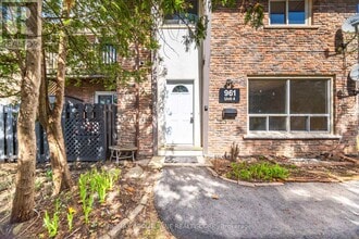 961 Francis Rd in Burlington, ON - Building Photo - Building Photo