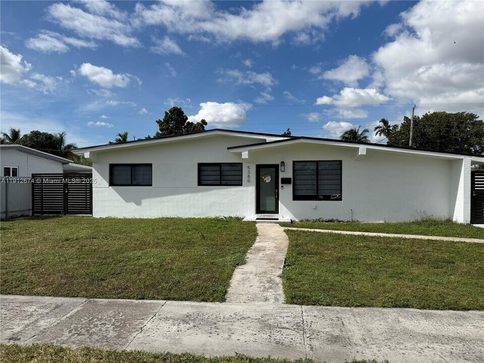 5380 W 14th Ct in Hialeah, FL - Building Photo