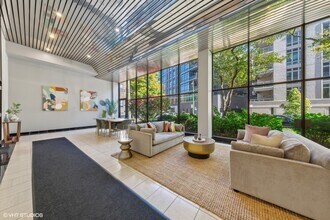 2754 N Hampden Ct in Chicago, IL - Building Photo - Building Photo