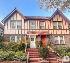 68-37 Dartmouth St in Queens, NY - Building Photo