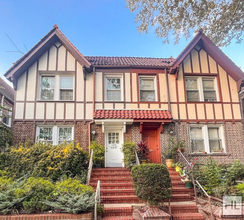 68-37 Dartmouth St in Queens, NY - Building Photo