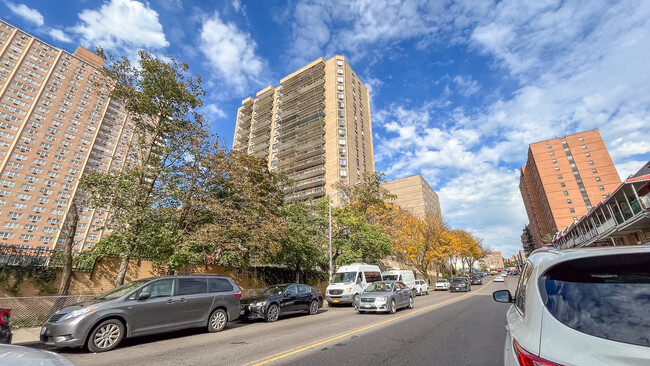 Woodner House Condominiums in Flushing, NY - Foto de edificio - Building Photo