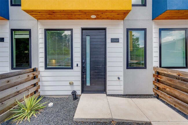 2108 Tillery St, Unit 3102 in Austin, TX - Foto de edificio - Building Photo