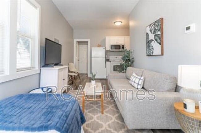 property at 2831 N Kenwood Ave