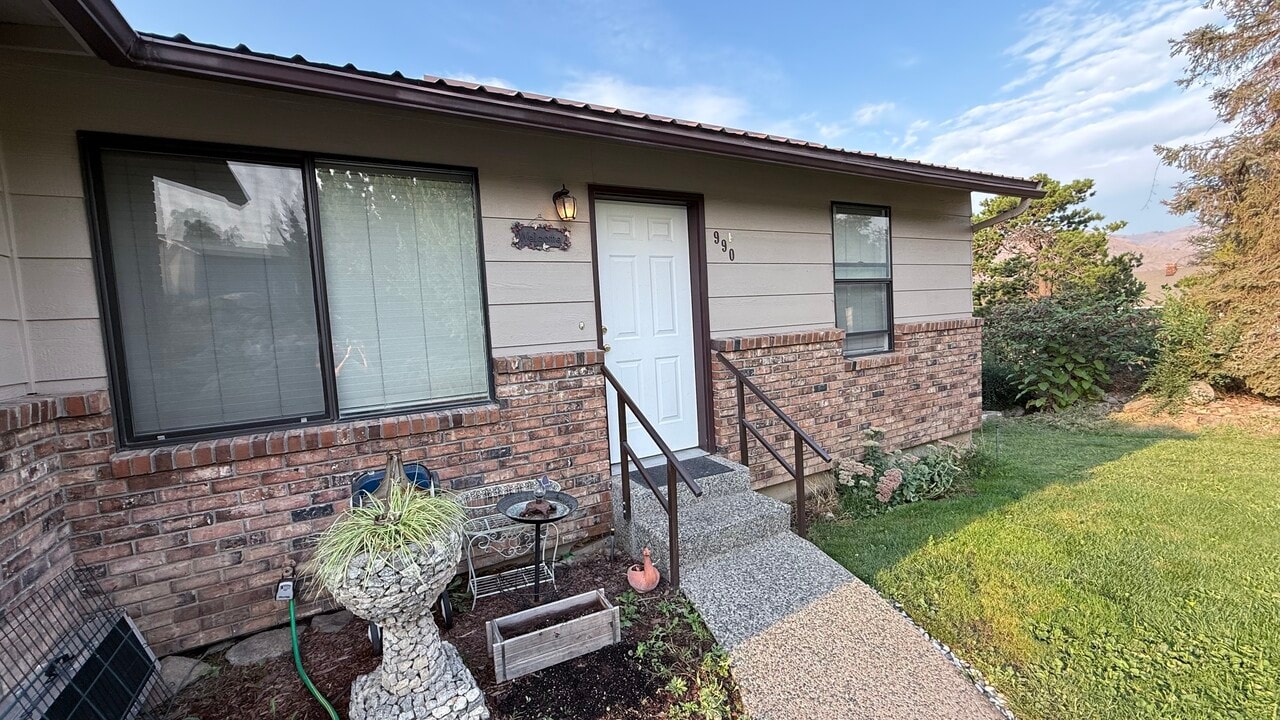 990 Highline Dr in East Wenatchee, WA - Building Photo