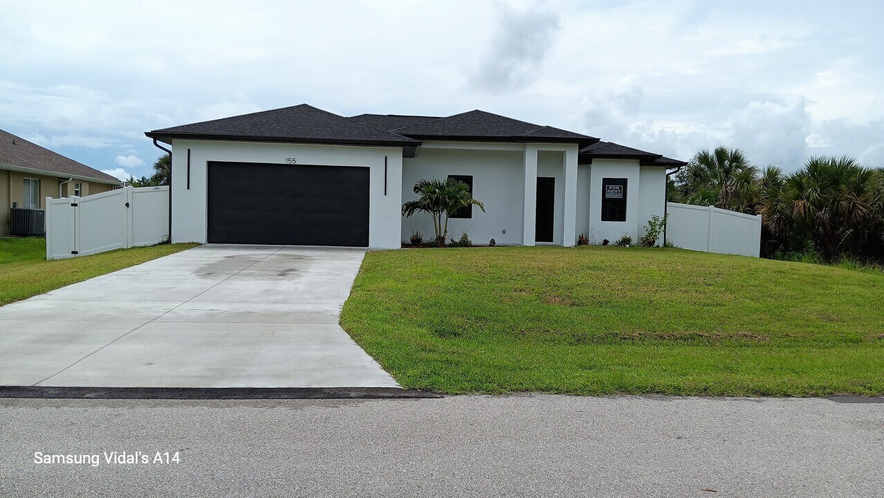 155 Flanders St in Port Charlotte, FL - Building Photo