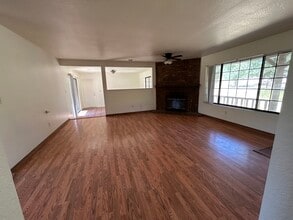 24450 Mccray Ct in Tehachapi, CA - Foto de edificio - Building Photo