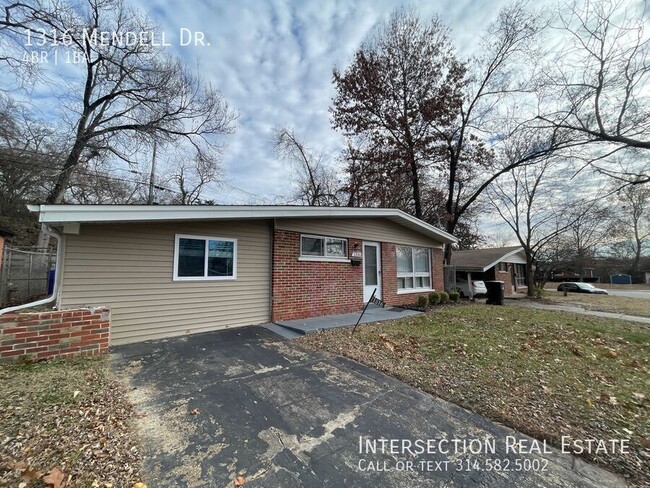 1316 Mendell Dr in University City, MO - Building Photo - Building Photo