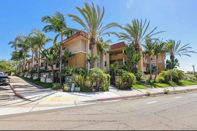 7555 Linda Vista Rd in San Diego, CA - Building Photo - Building Photo