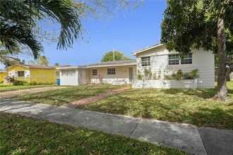 1081 NE 179th St in North Miami Beach, FL - Building Photo - Building Photo
