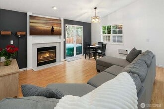 8215 1st St SE in Lake Stevens, WA - Foto de edificio - Building Photo