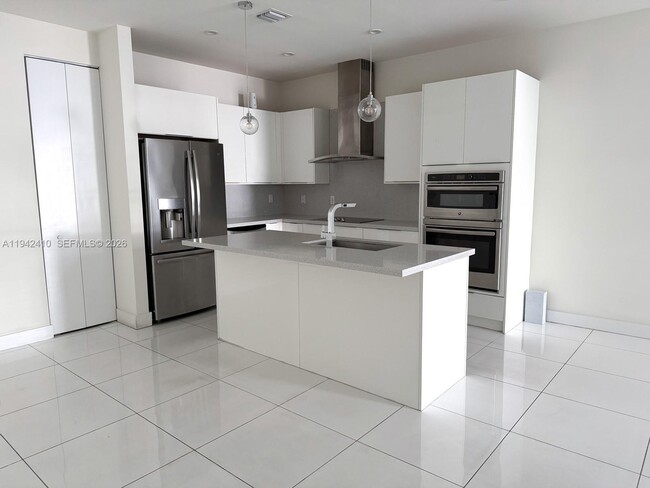 10220 NW 63rd Terrace in Doral, FL - Building Photo - Building Photo