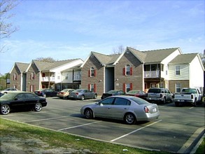 Summit Apartments in Fayetteville, NC - Building Photo - Building Photo