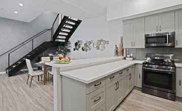 2323 28th St, Unit 1 in Santa Monica, CA - Building Photo - Building Photo