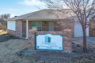 Cottage Park McAlester in Mcalester, OK - Foto de edificio - Building Photo